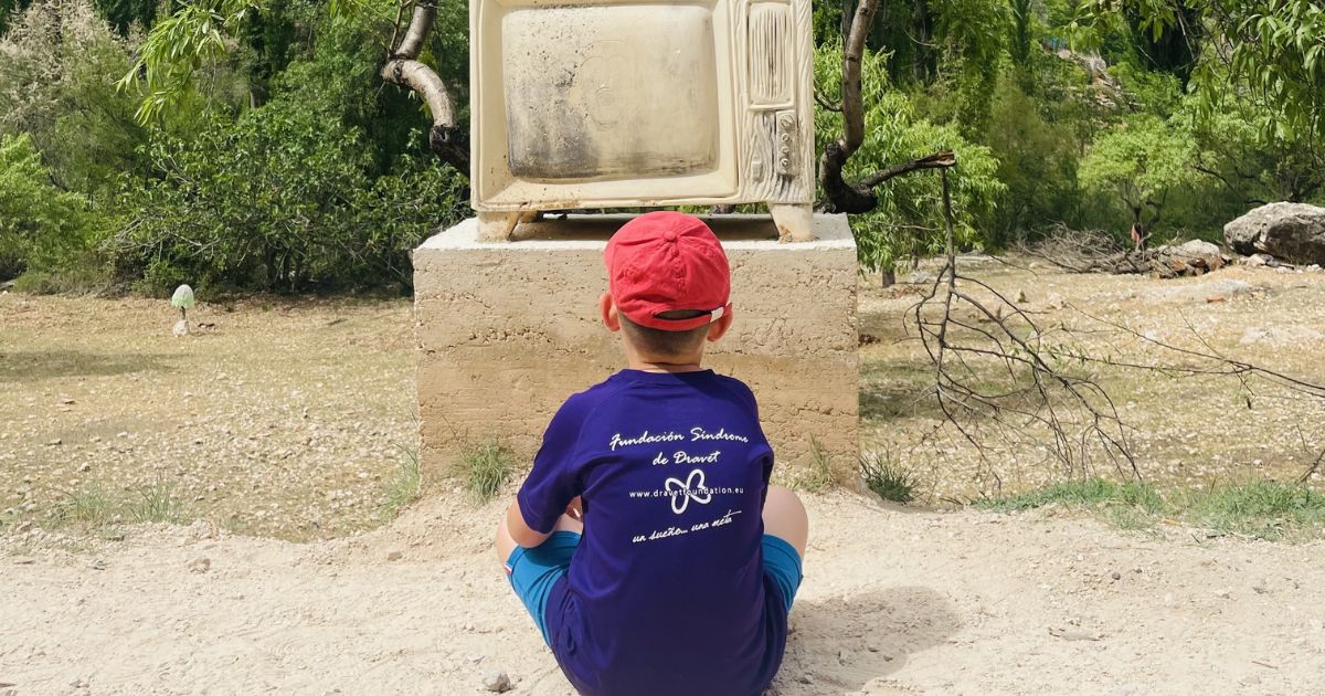 Niño con síndrome de Dravet de espaldas